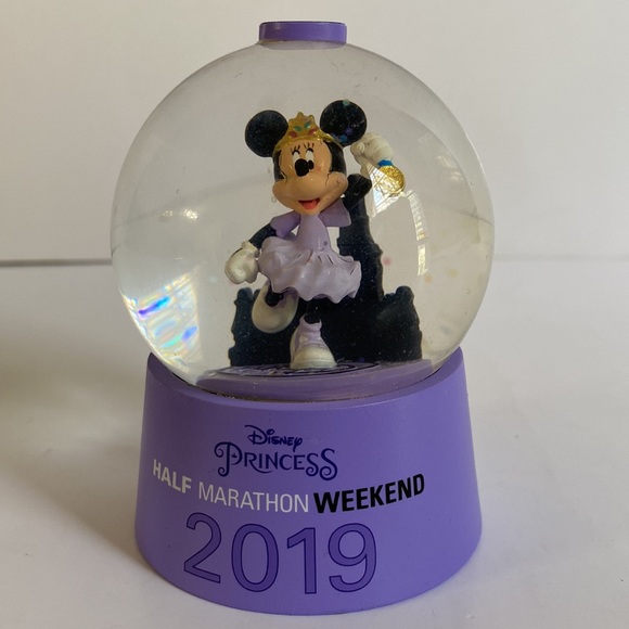 2019 RUN DISNEY PRINCESS SNOW GLOBE - Picture 3 of 15